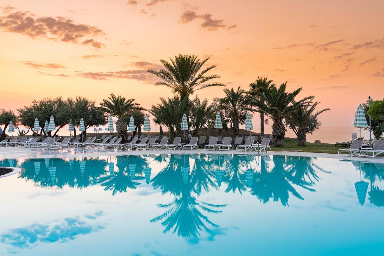 Grand Palladium Sicilia Resort&Spa Campofelice Di Roccella Esterno foto The pool at the Royal Palm Beach Hotel