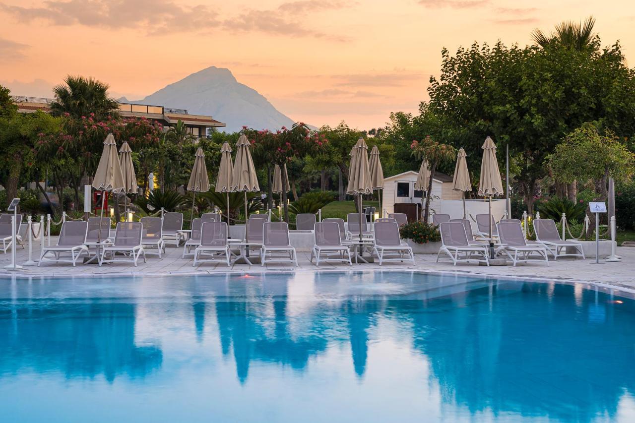 Grand Palladium Sicilia Resort&Spa Campofelice Di Roccella Esterno foto The resort's swimming pool