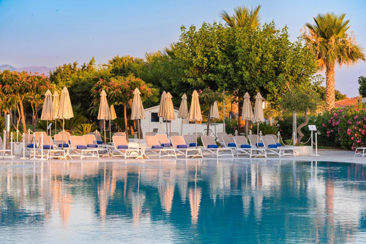 Grand Palladium Sicilia Resort&Spa Campofelice Di Roccella Esterno foto Pool at the hotel