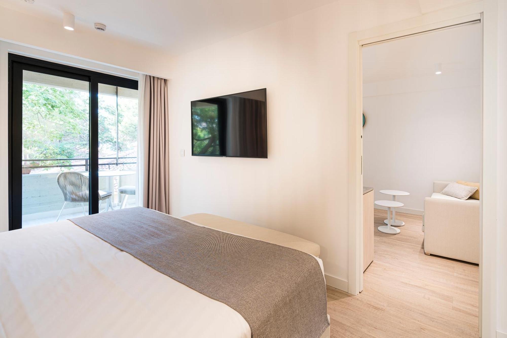 Grand Palladium Sicilia Resort&Spa Campofelice Di Roccella Esterno foto A room at the hotel