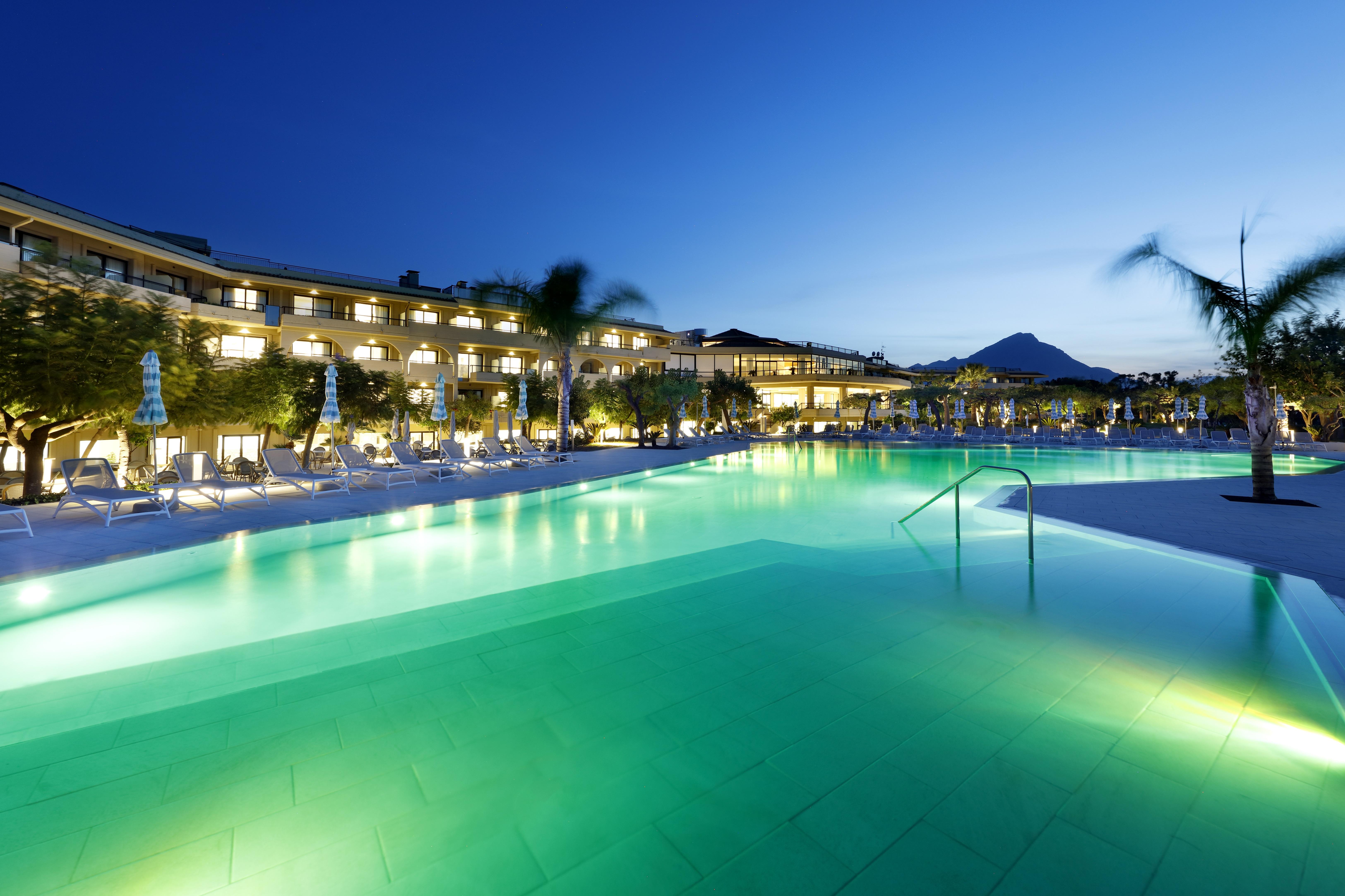 Grand Palladium Sicilia Resort&Spa Campofelice Di Roccella Esterno foto The resort at night