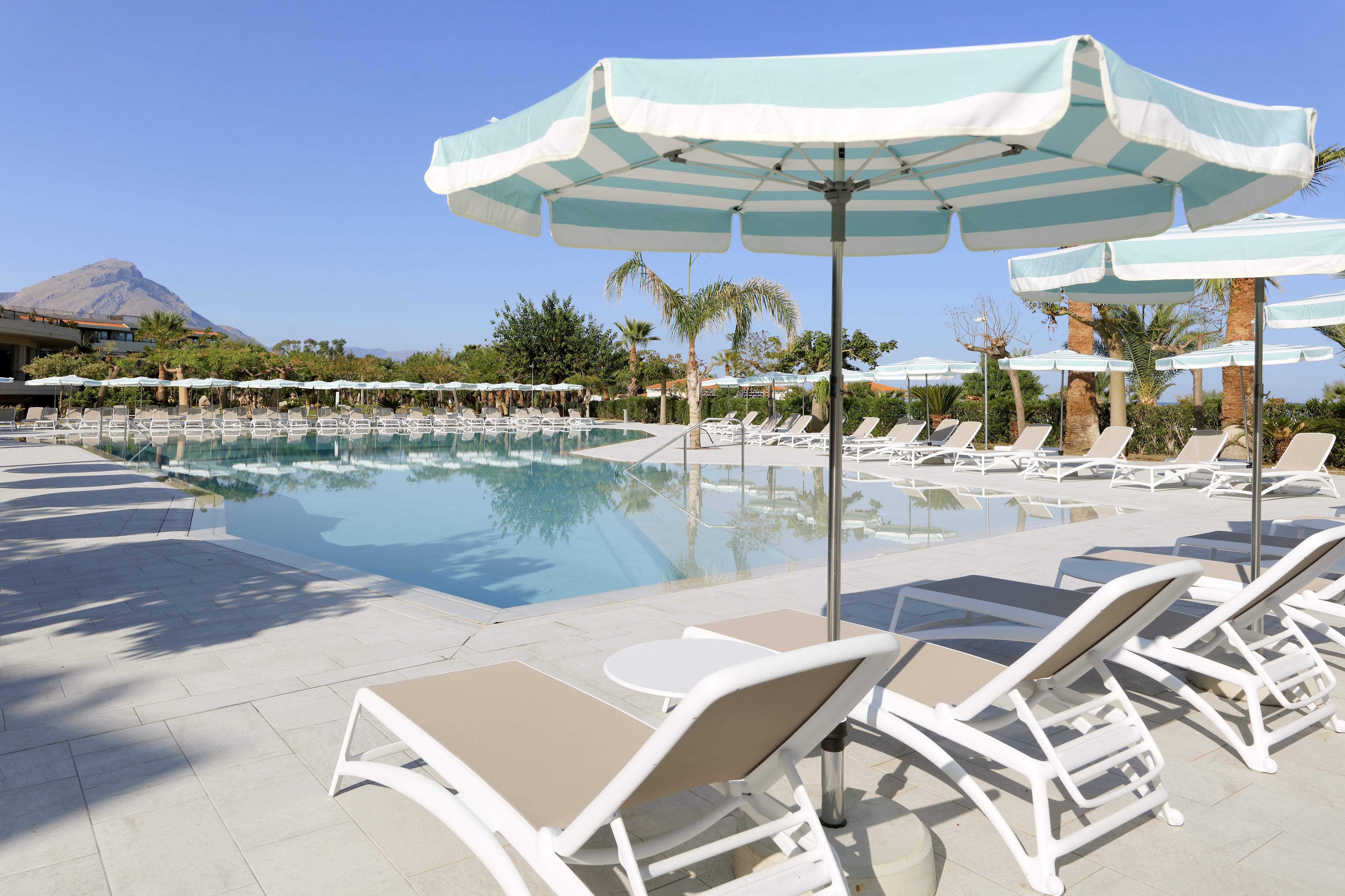 Grand Palladium Sicilia Resort&Spa Campofelice Di Roccella Esterno foto Club Hotel Negron