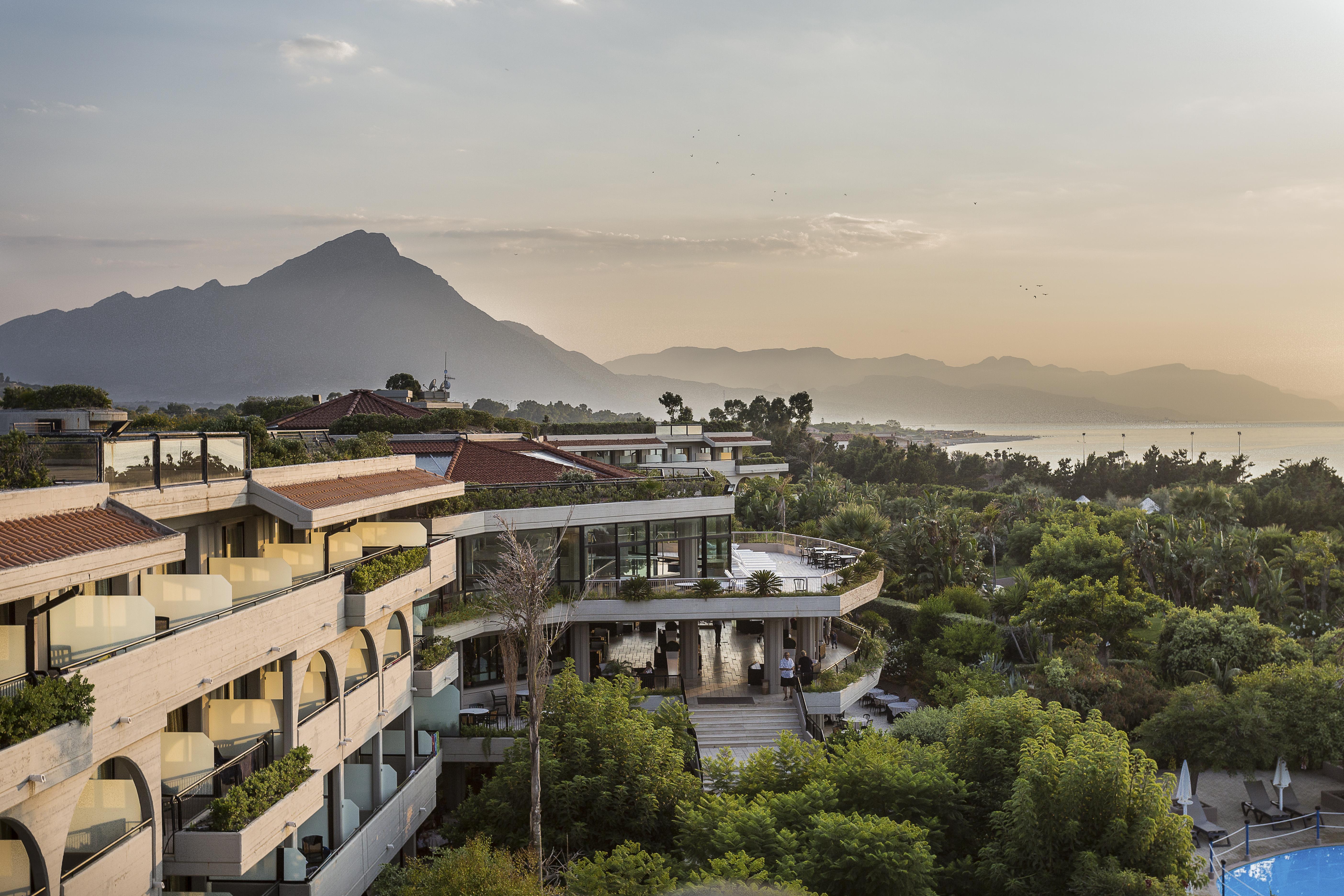 Grand Palladium Sicilia Resort&Spa Campofelice Di Roccella Esterno foto View of the resort