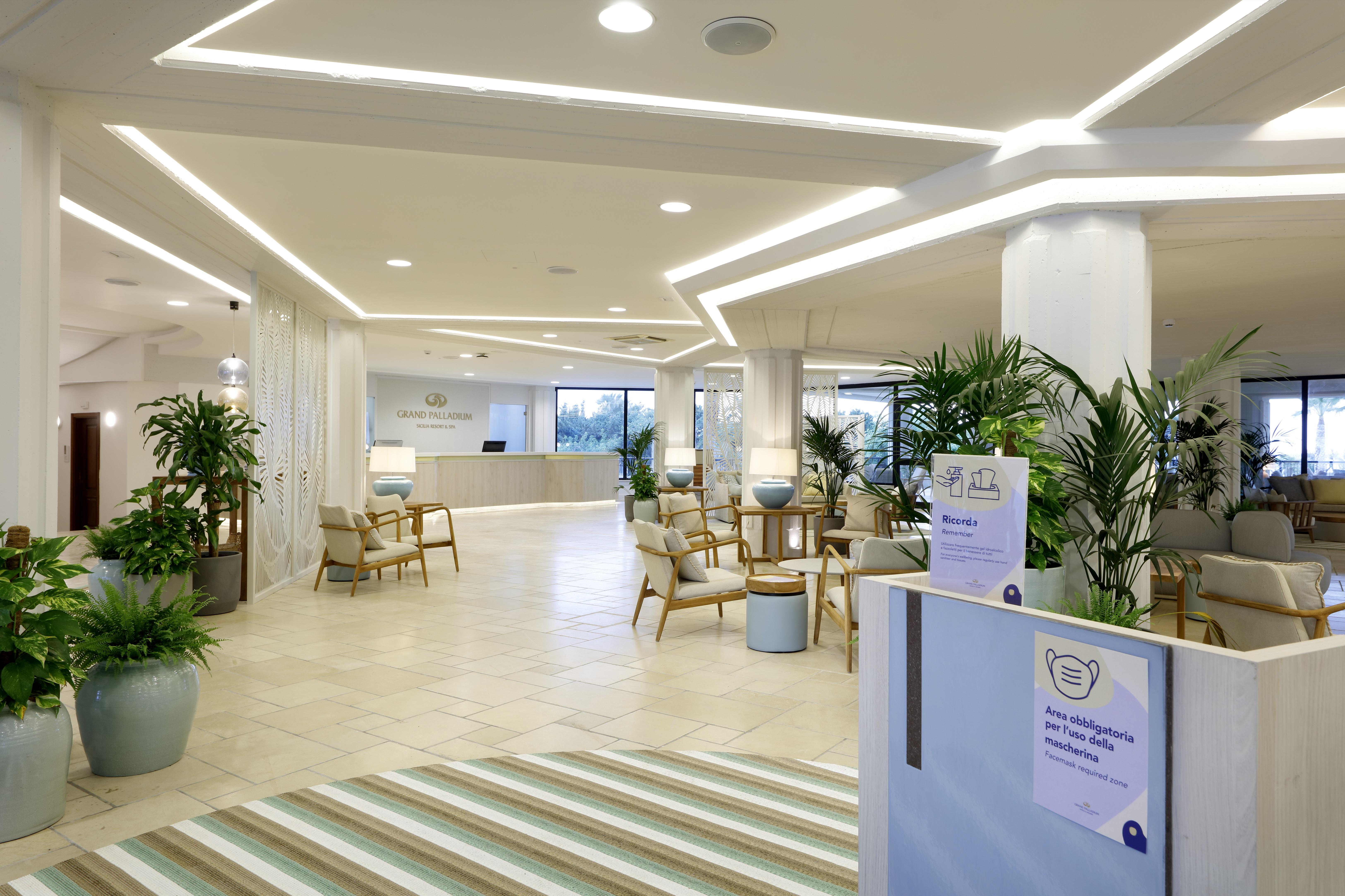 Grand Palladium Sicilia Resort&Spa Campofelice Di Roccella Esterno foto The lobby of the hotel