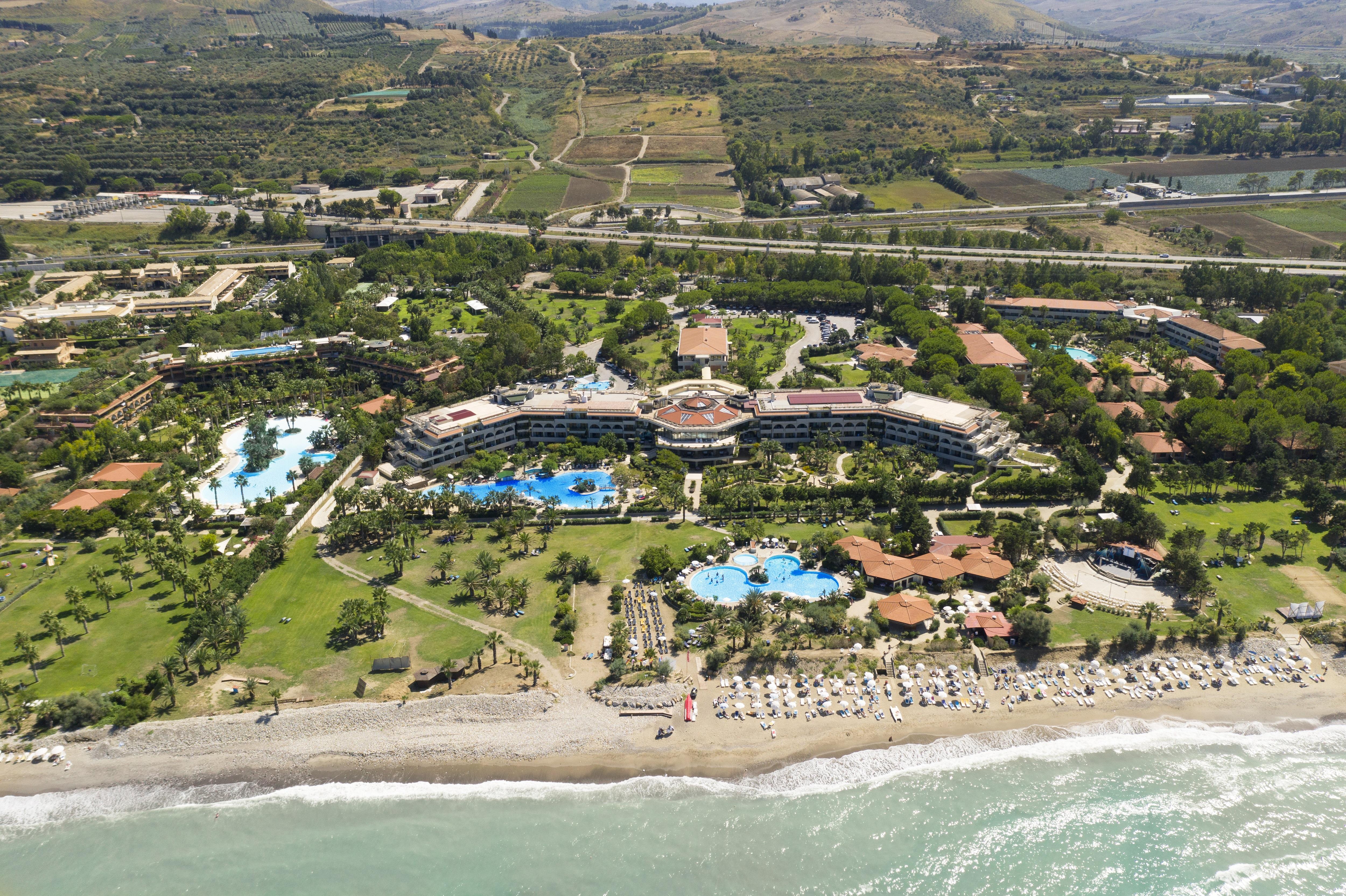 Grand Palladium Sicilia Resort&Spa Campofelice Di Roccella Esterno foto Aerial view of the resort