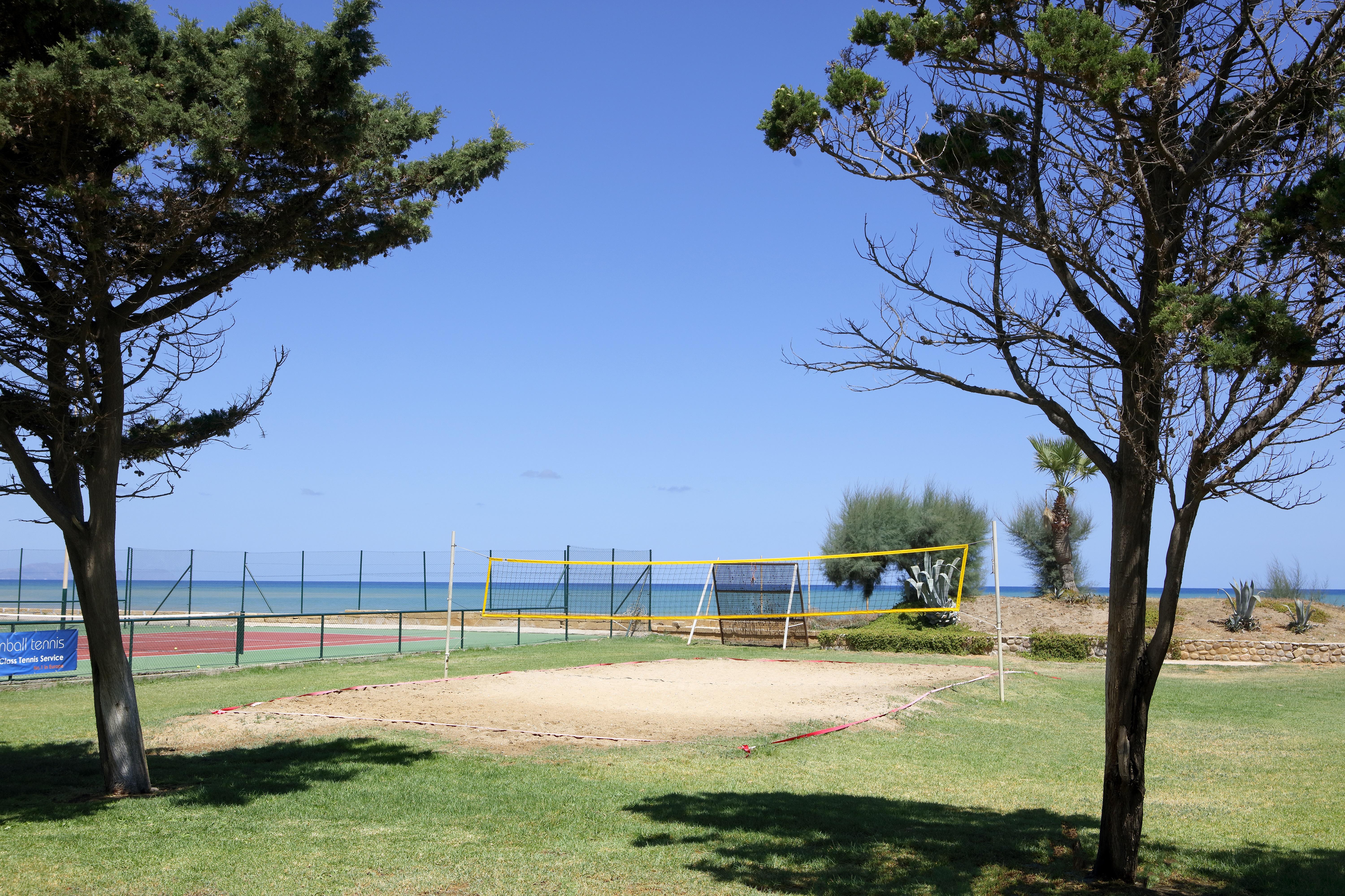 Grand Palladium Sicilia Resort&Spa Campofelice Di Roccella Esterno foto A beach volleyball court in the park