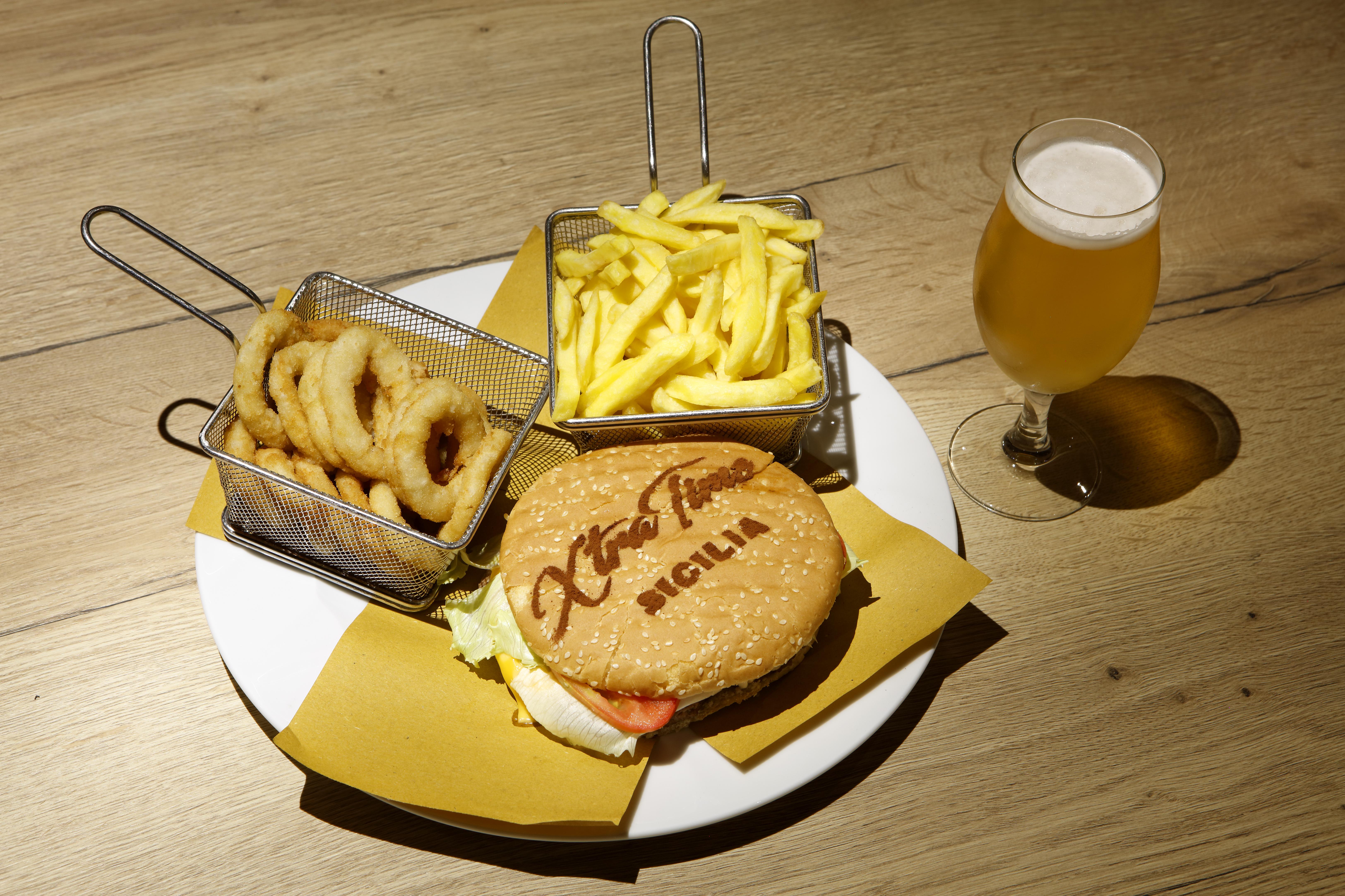 Grand Palladium Sicilia Resort&Spa Campofelice Di Roccella Esterno foto A hamburger with chips and onion rings