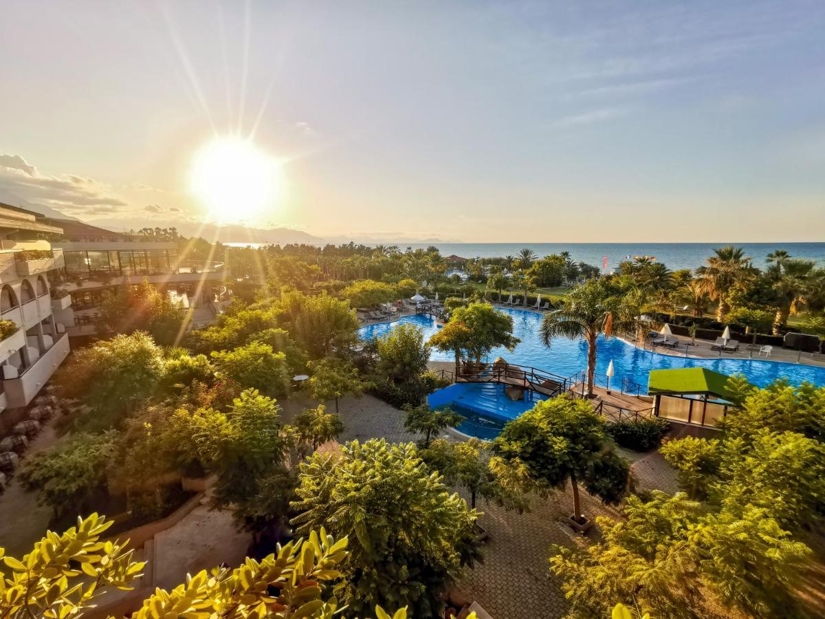 Grand Palladium Sicilia Resort&Spa Campofelice Di Roccella Esterno foto Sunrise at the resort