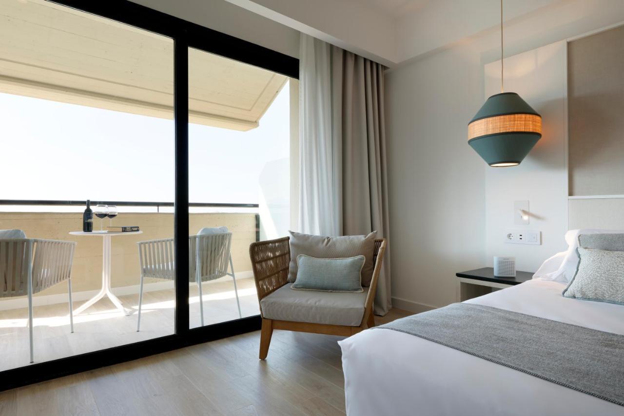 Grand Palladium Sicilia Resort&Spa Campofelice Di Roccella Esterno foto A room at the hotel